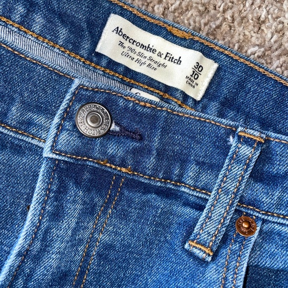 Abercrombie & Fitch Curve Love 90’s Ultra Highrise Jeans - Picture 3 of 3